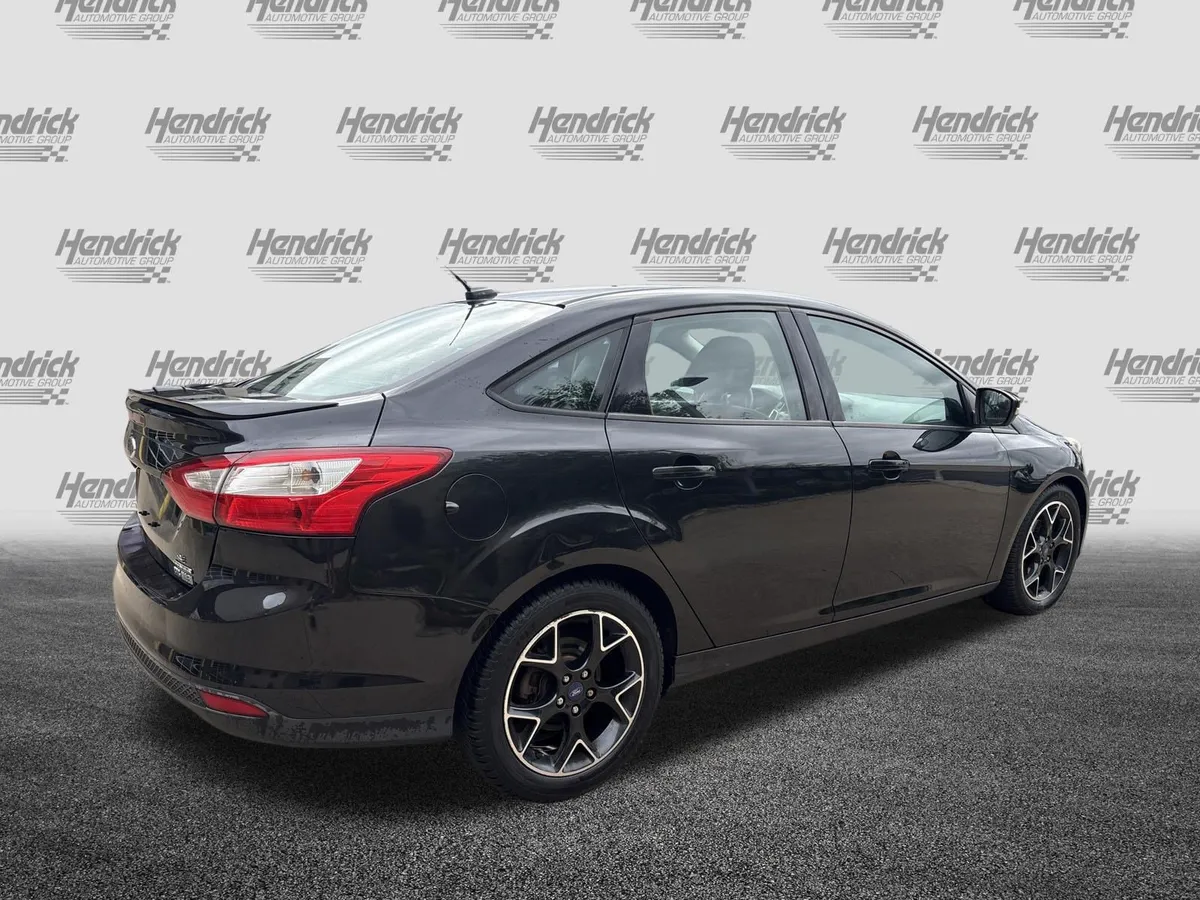 2013 Ford Focus SE thumbnail 2