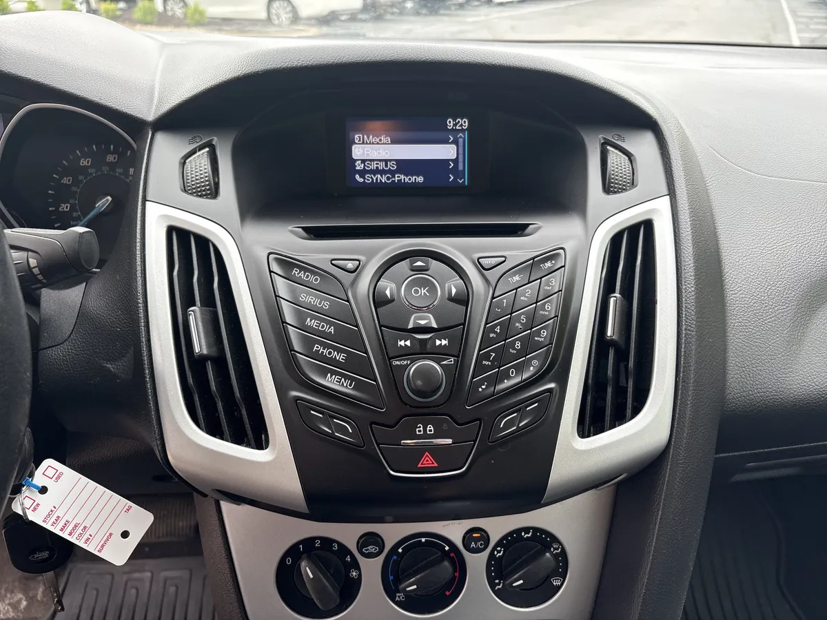 2013 Ford Focus SE thumbnail 25