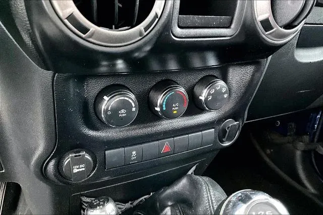 2013 Jeep Wrangler Sport thumbnail 20
