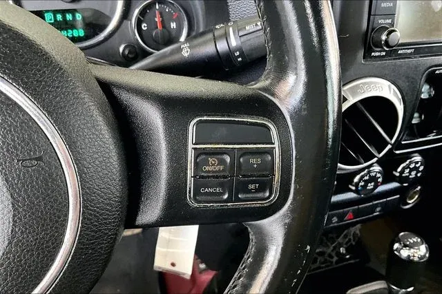 2013 Jeep Wrangler Unlimited Rubicon thumbnail 11