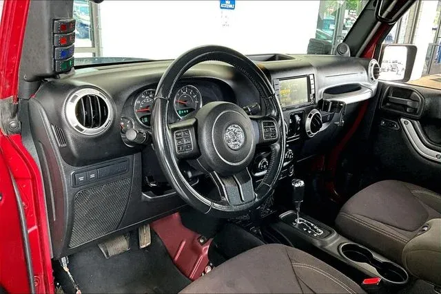 2013 Jeep Wrangler Unlimited Rubicon thumbnail 13