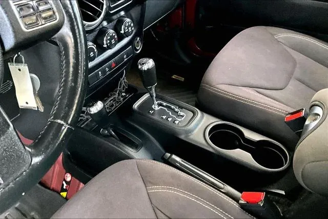 2013 Jeep Wrangler Unlimited Rubicon thumbnail 14