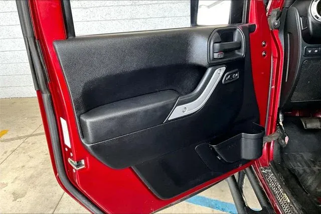 2013 Jeep Wrangler Unlimited Rubicon thumbnail 16