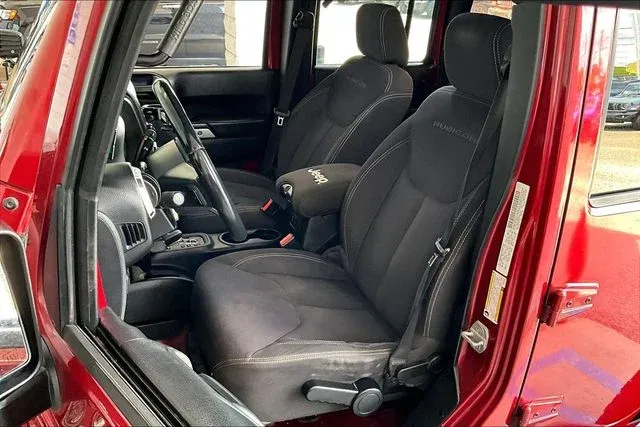 2013 Jeep Wrangler Unlimited Rubicon thumbnail 17