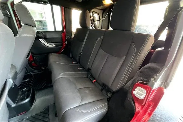 2013 Jeep Wrangler Unlimited Rubicon thumbnail 18
