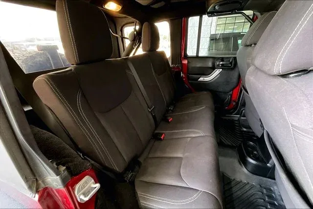 2013 Jeep Wrangler Unlimited Rubicon thumbnail 19