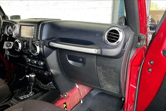 2013 Jeep Wrangler Unlimited Rubicon thumbnail 20