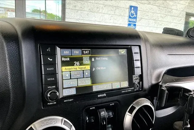 2013 Jeep Wrangler Unlimited Rubicon thumbnail 21