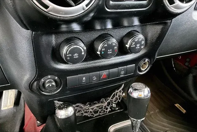 2013 Jeep Wrangler Unlimited Rubicon thumbnail 23