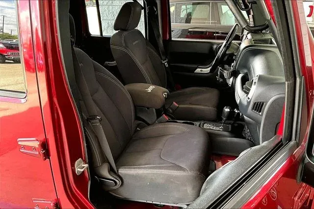 2013 Jeep Wrangler Unlimited Rubicon thumbnail 25