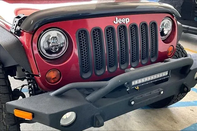 2013 Jeep Wrangler Unlimited Rubicon thumbnail 26