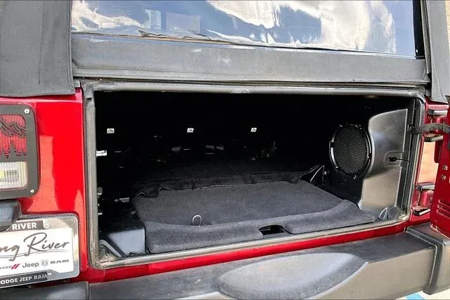 2013 Jeep Wrangler Unlimited Rubicon thumbnail 28