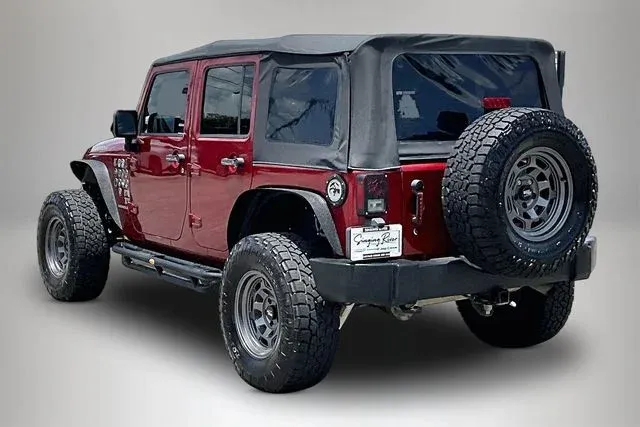 2013 Jeep Wrangler Unlimited Rubicon thumbnail 4