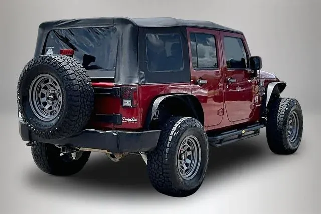 2013 Jeep Wrangler Unlimited Rubicon thumbnail 5