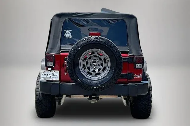 2013 Jeep Wrangler Unlimited Rubicon thumbnail 6