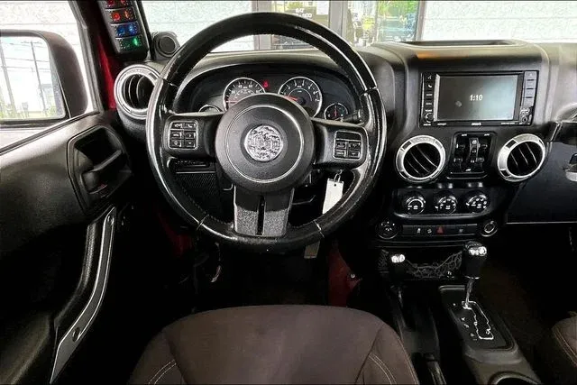 2013 Jeep Wrangler Unlimited Rubicon thumbnail 8