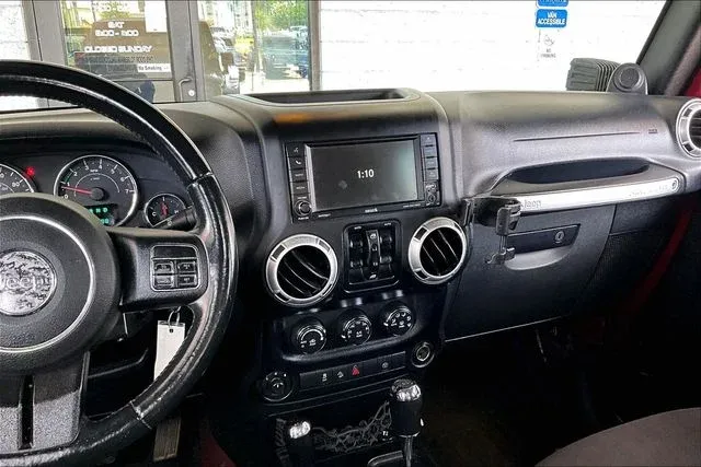 2013 Jeep Wrangler Unlimited Rubicon thumbnail 9