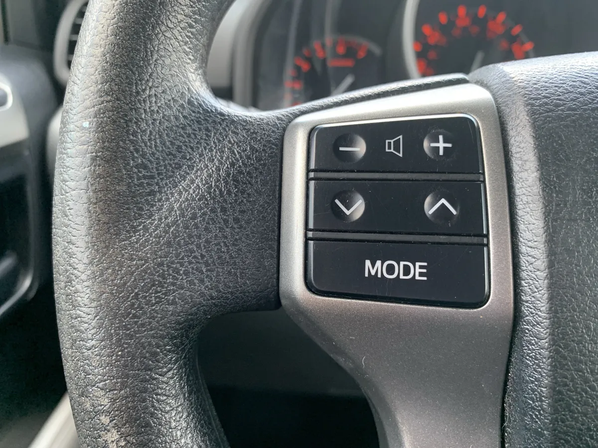2013 Toyota 4Runner SR5 thumbnail 17
