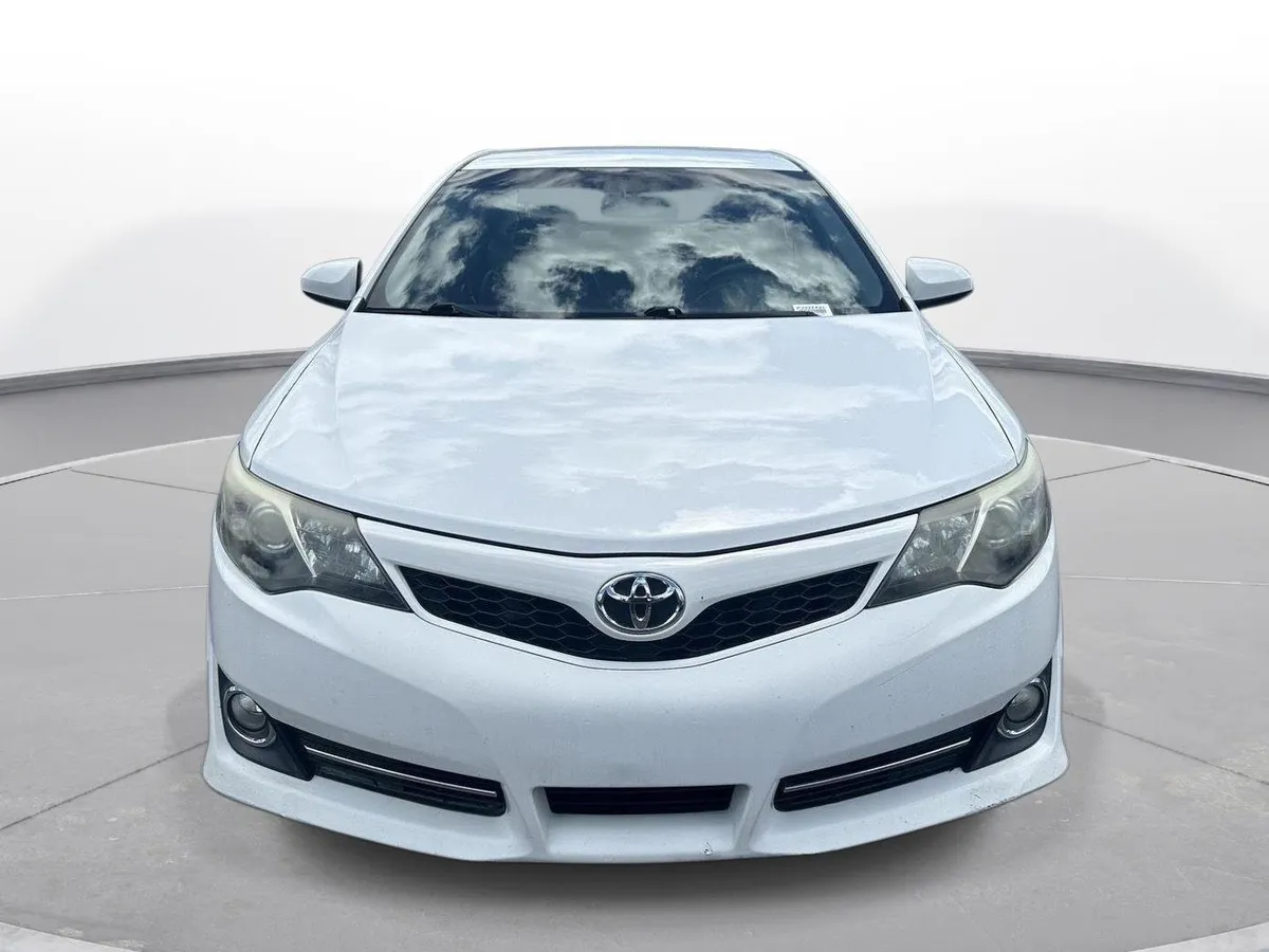 2013 Toyota Camry SE thumbnail 3
