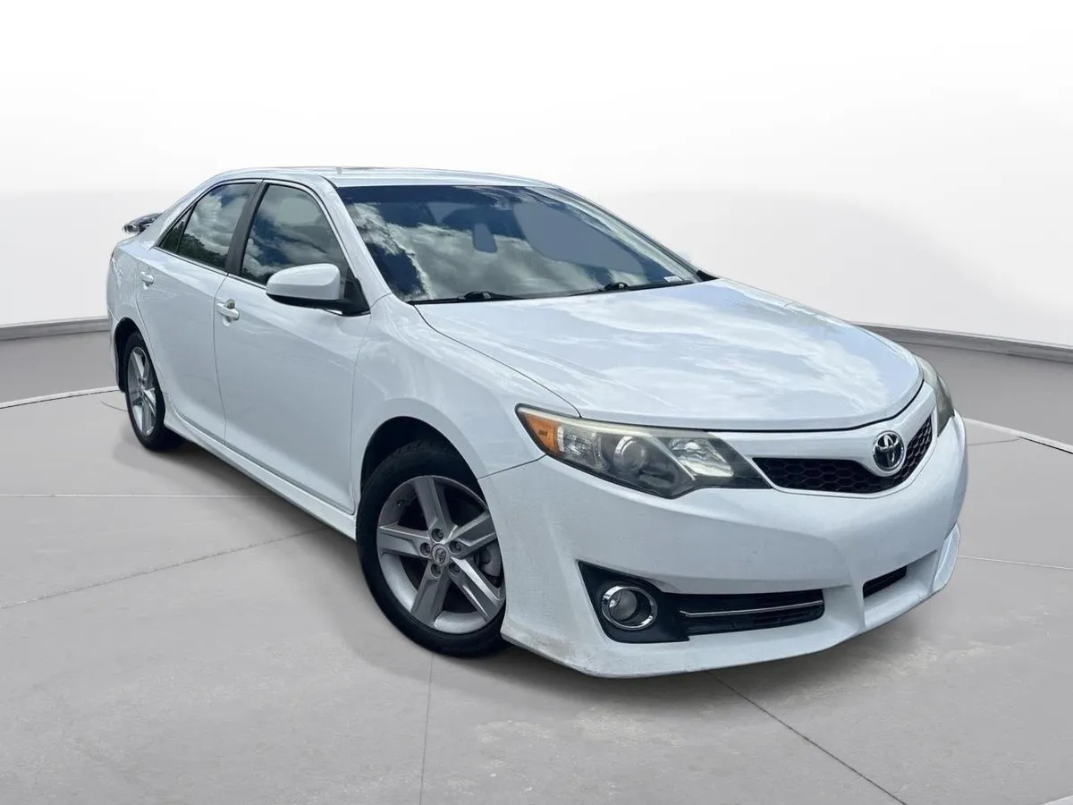 2013 Toyota Camry SE thumbnail 4