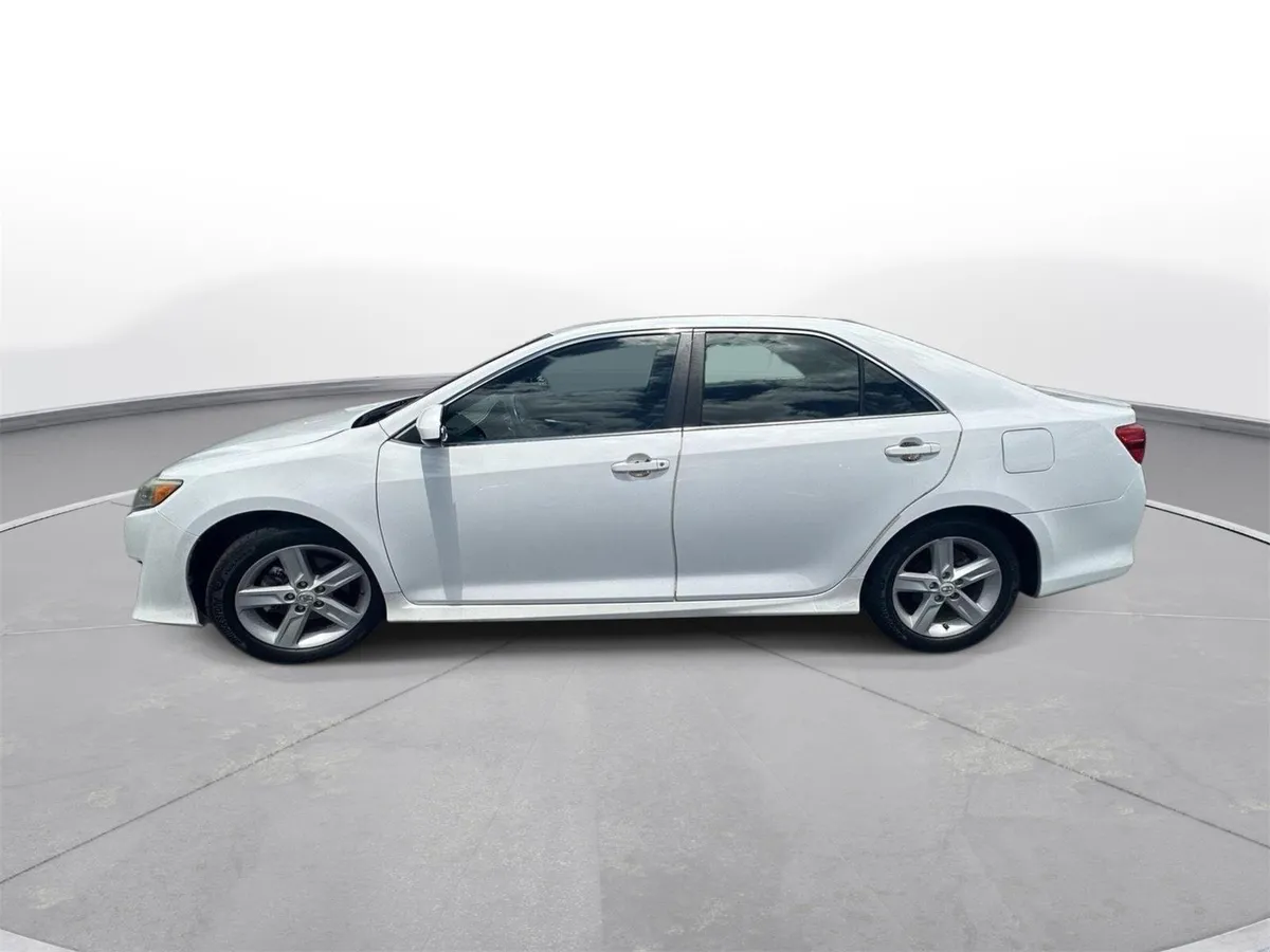 2013 Toyota Camry SE thumbnail 9