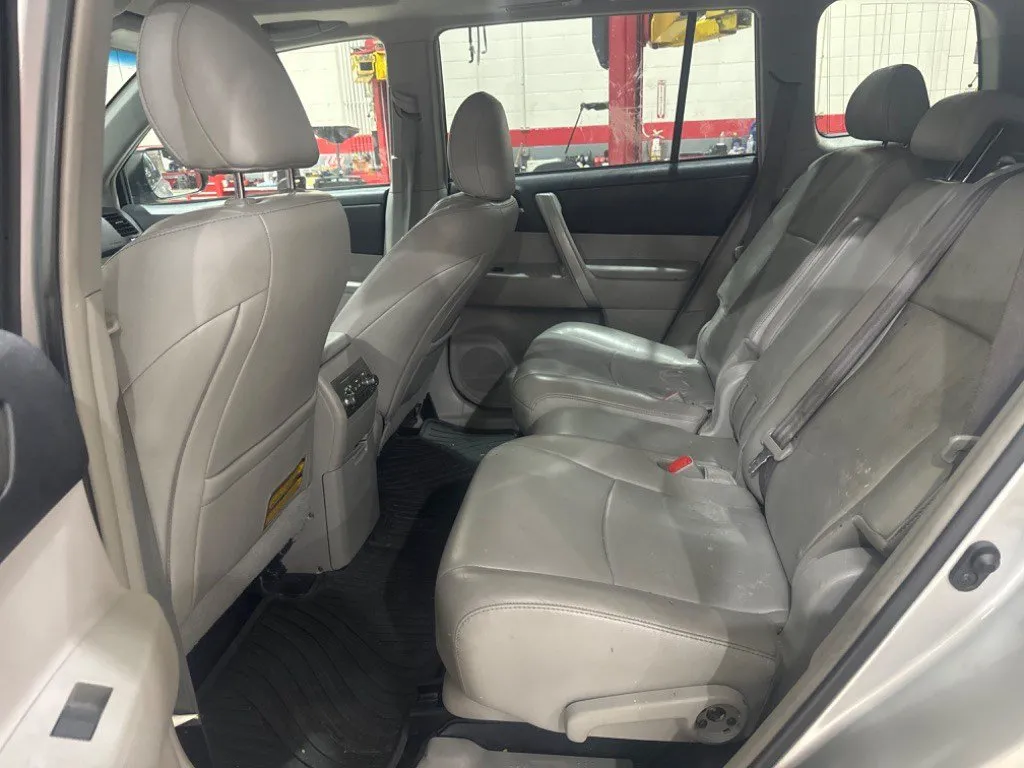 2013 Toyota Highlander SE thumbnail 8
