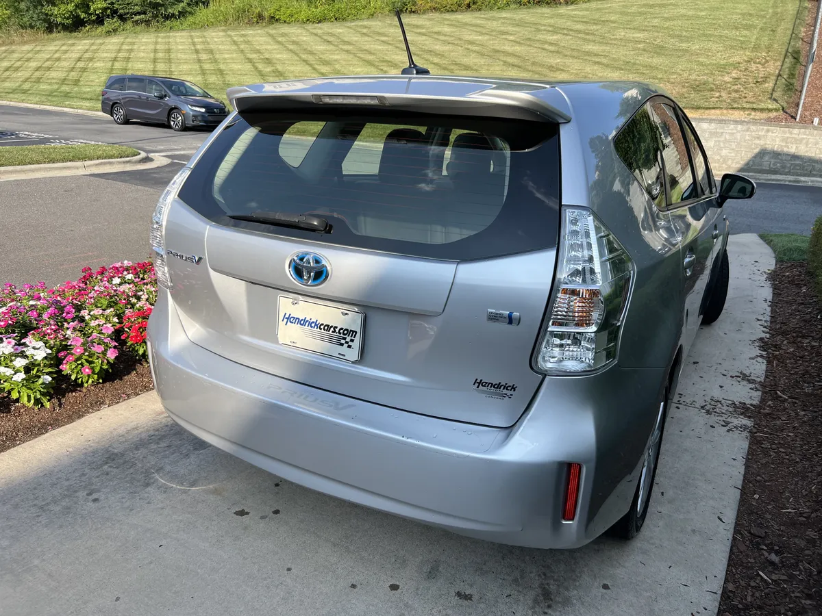 2013 Toyota Prius v Five thumbnail 10