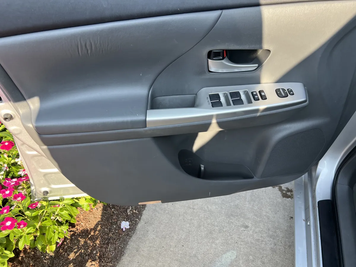 2013 Toyota Prius v Five thumbnail 15