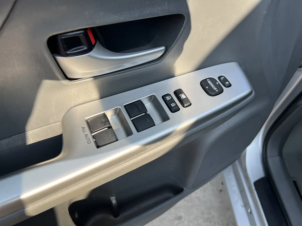 2013 Toyota Prius v Five thumbnail 16