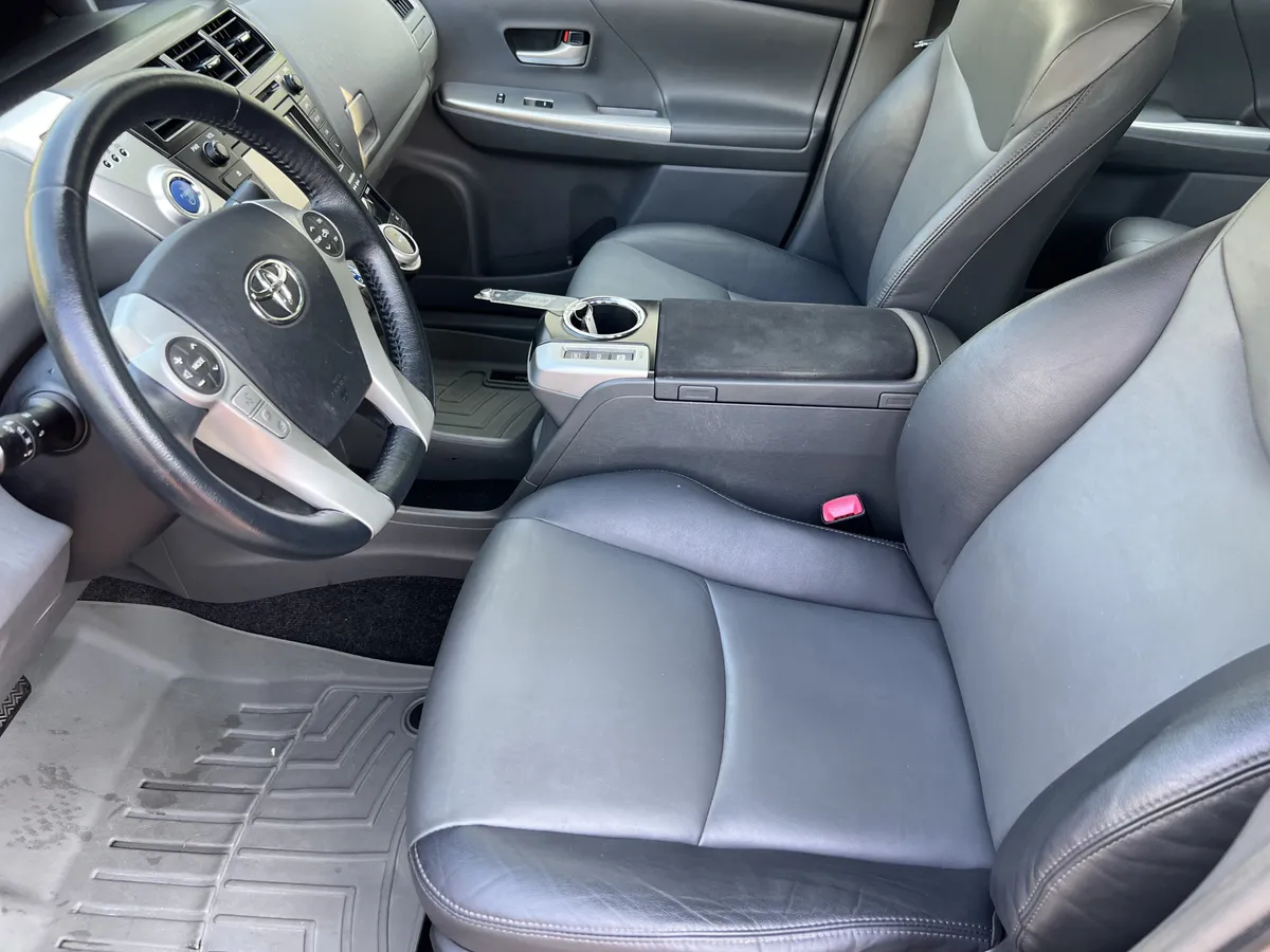 2013 Toyota Prius v Five thumbnail 17