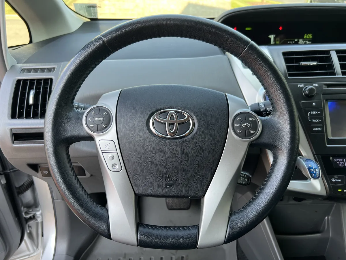 2013 Toyota Prius v Five thumbnail 18