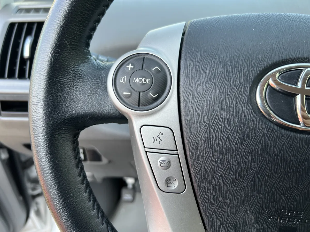 2013 Toyota Prius v Five thumbnail 19