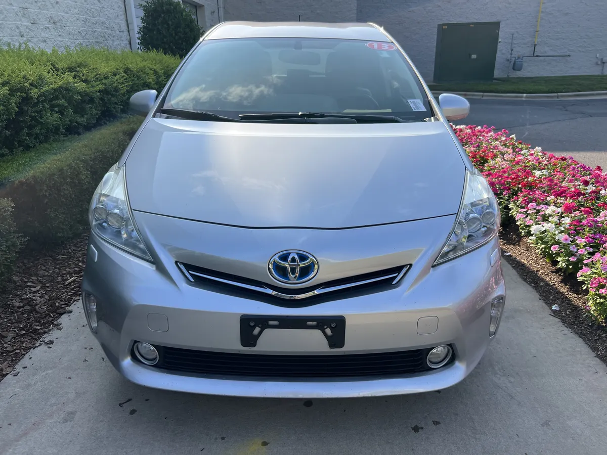 2013 Toyota Prius v Five thumbnail 2