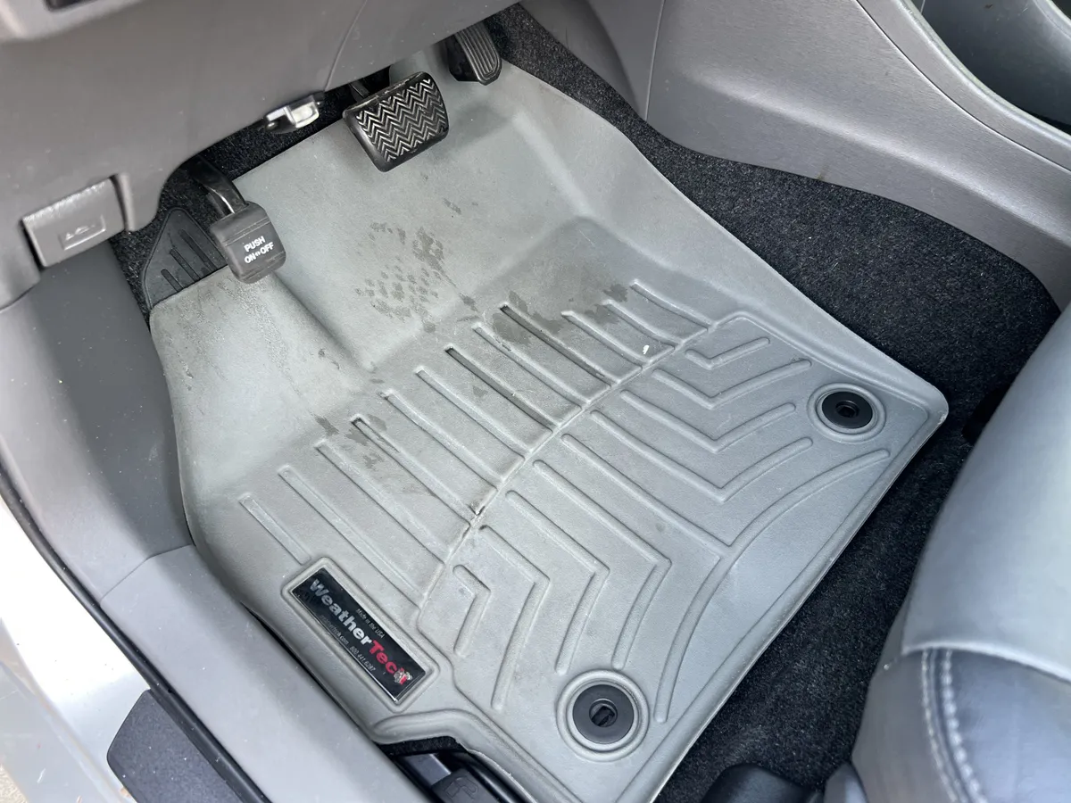 2013 Toyota Prius v Five thumbnail 4