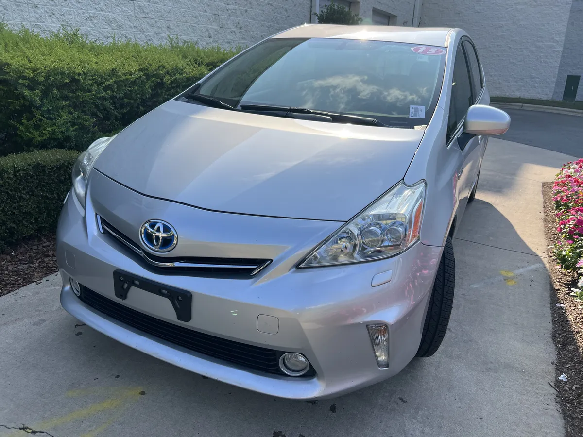 2013 Toyota Prius v Five thumbnail 5