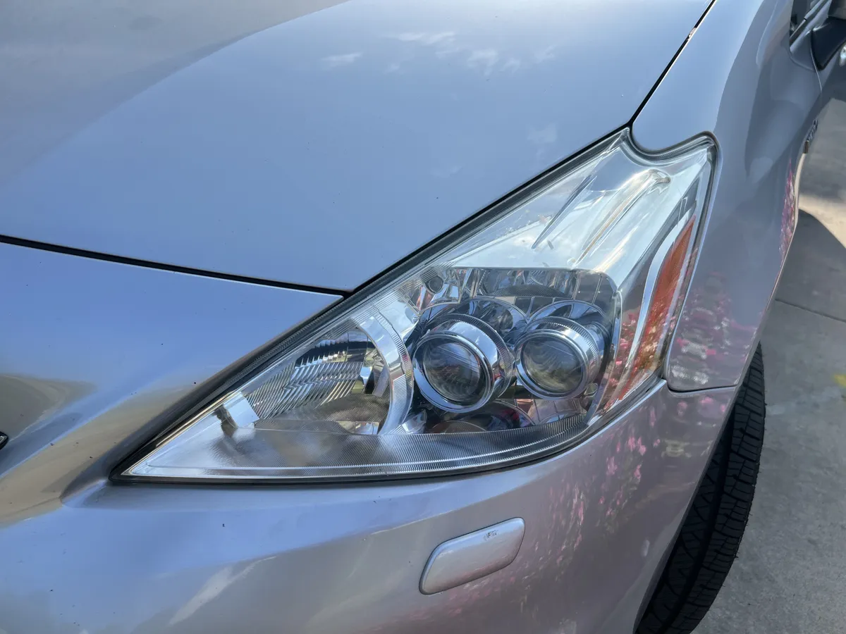 2013 Toyota Prius v Five thumbnail 6