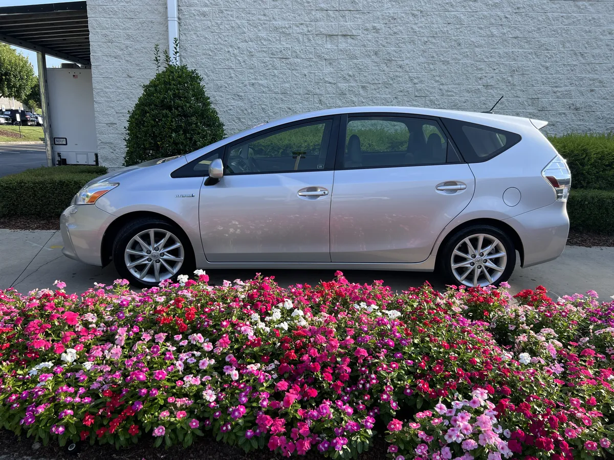 2013 Toyota Prius v Five thumbnail 7