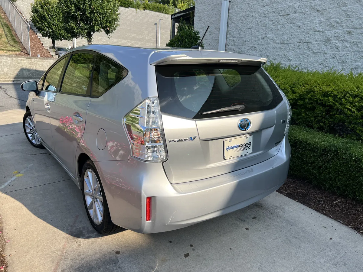 2013 Toyota Prius v Five thumbnail 9