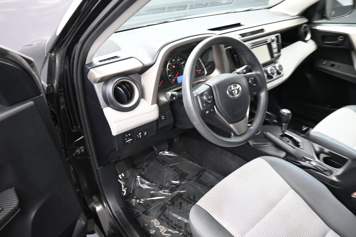 2013 Toyota RAV4 LE thumbnail 11