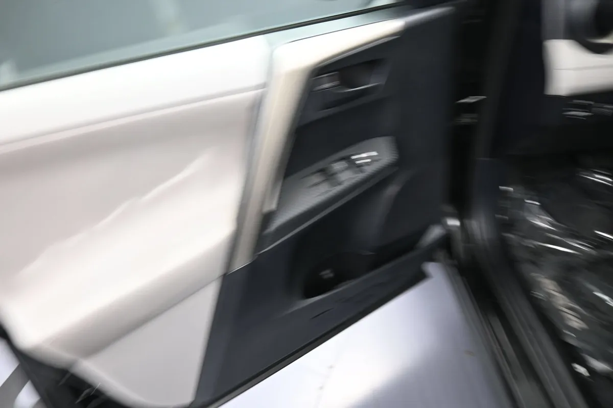 2013 Toyota RAV4 LE thumbnail 12