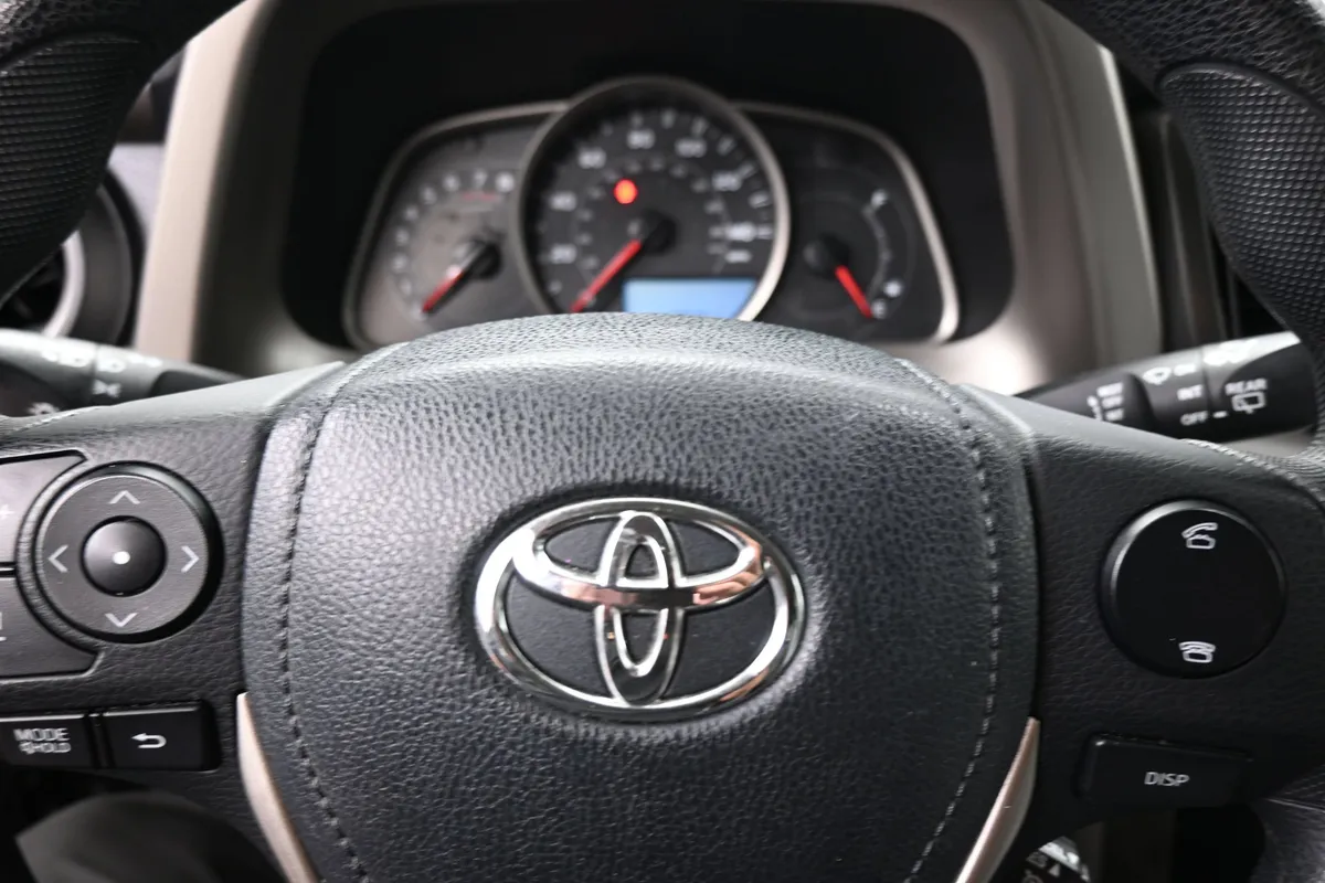 2013 Toyota RAV4 LE thumbnail 15