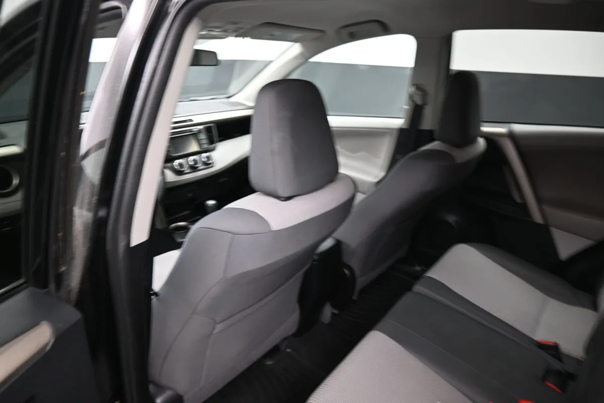 2013 Toyota RAV4 LE thumbnail 16