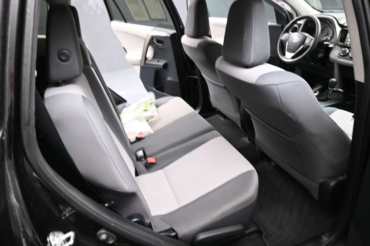 2013 Toyota RAV4 LE thumbnail 17