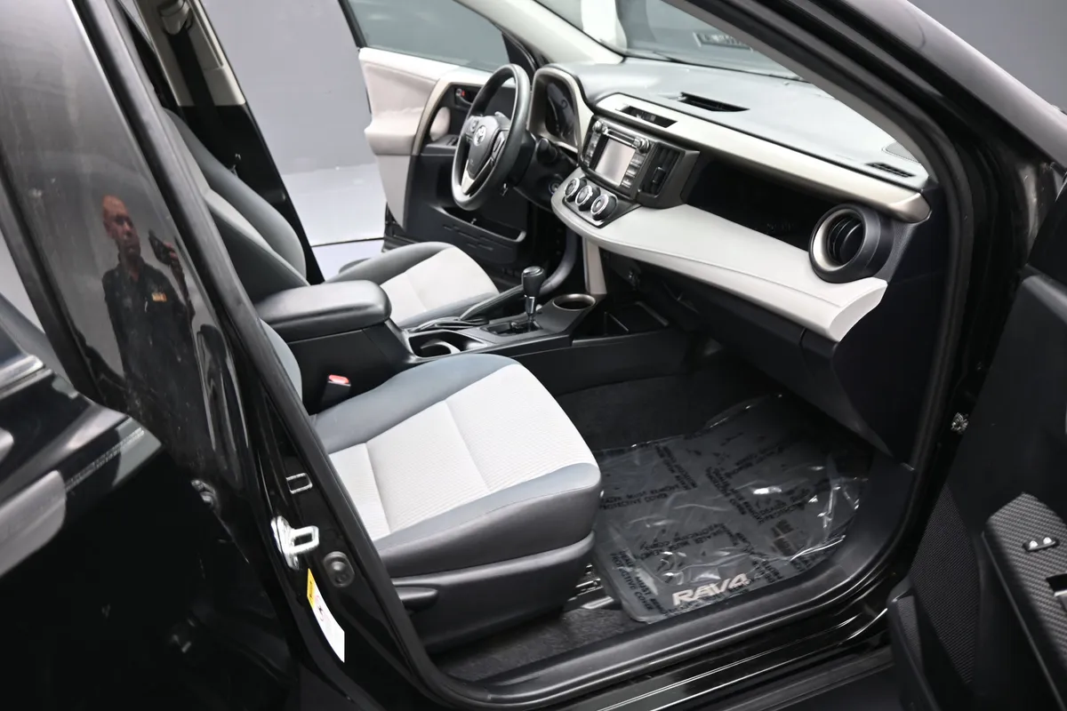 2013 Toyota RAV4 LE thumbnail 18