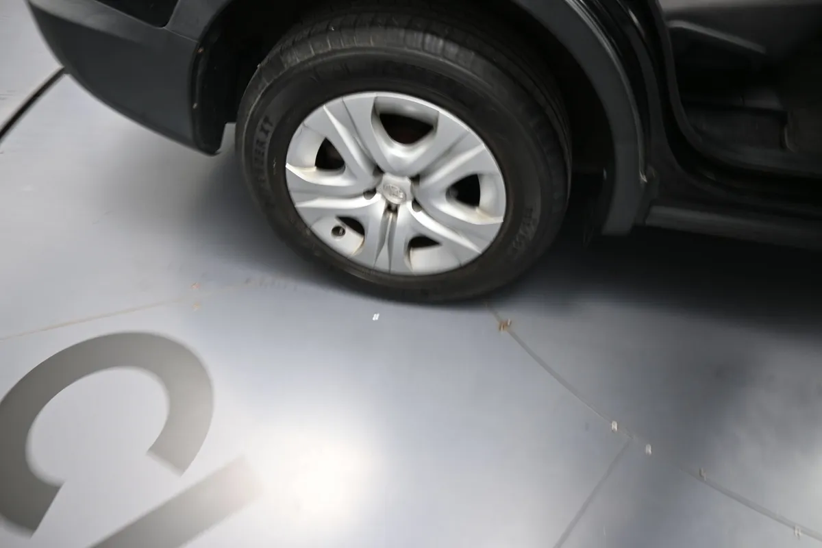 2013 Toyota RAV4 LE thumbnail 19