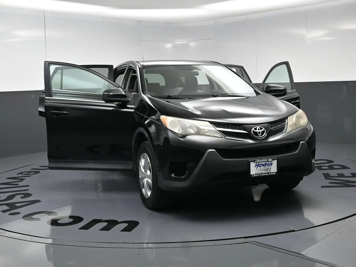 2013 Toyota RAV4 LE thumbnail 22