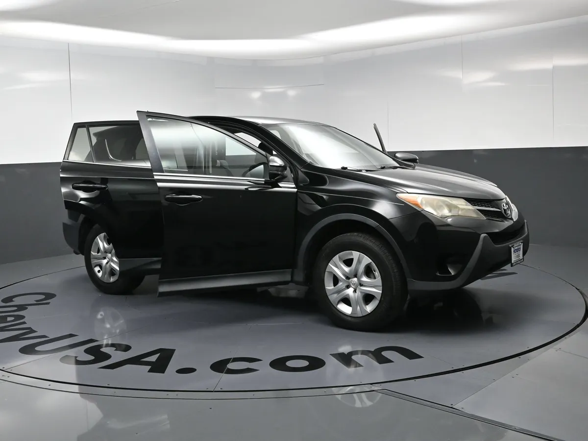 2013 Toyota RAV4 LE thumbnail 23