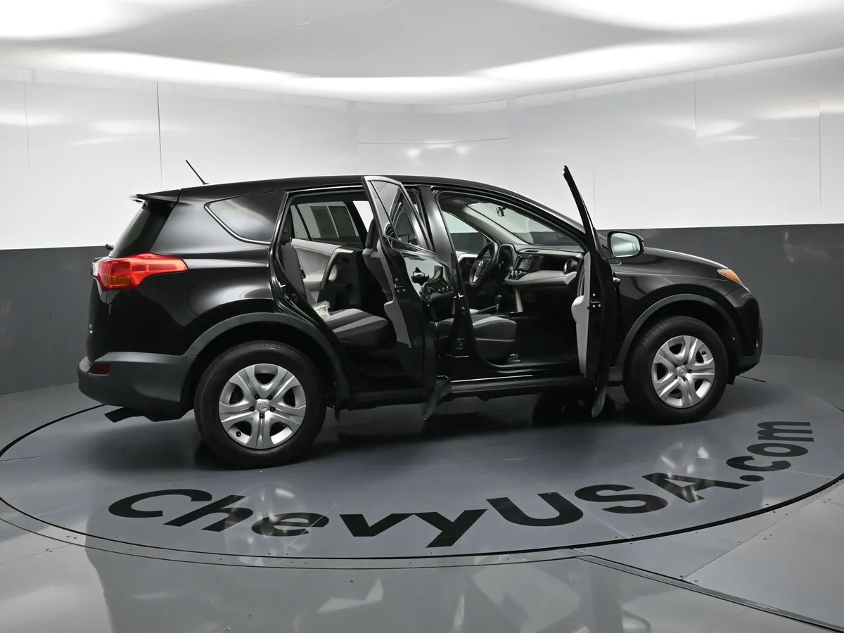 2013 Toyota RAV4 LE thumbnail 24