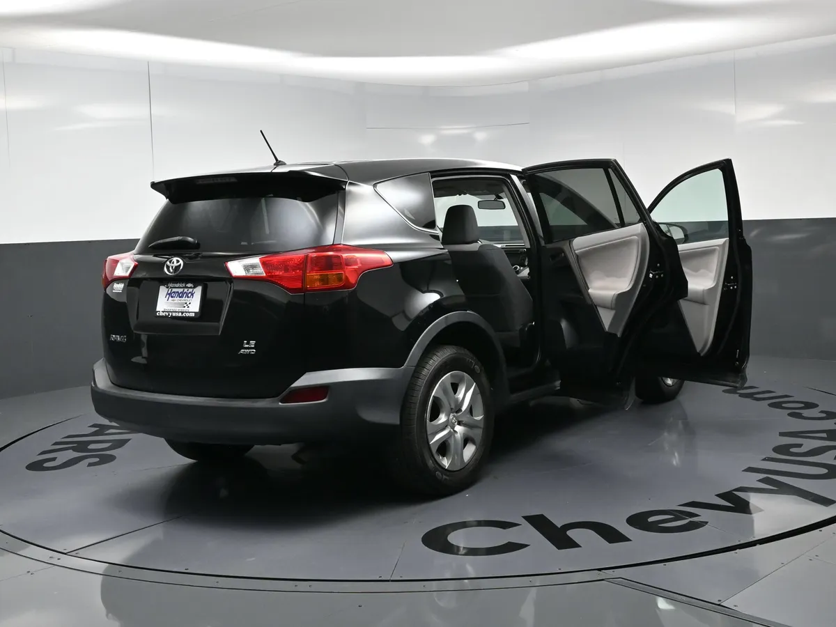 2013 Toyota RAV4 LE thumbnail 25