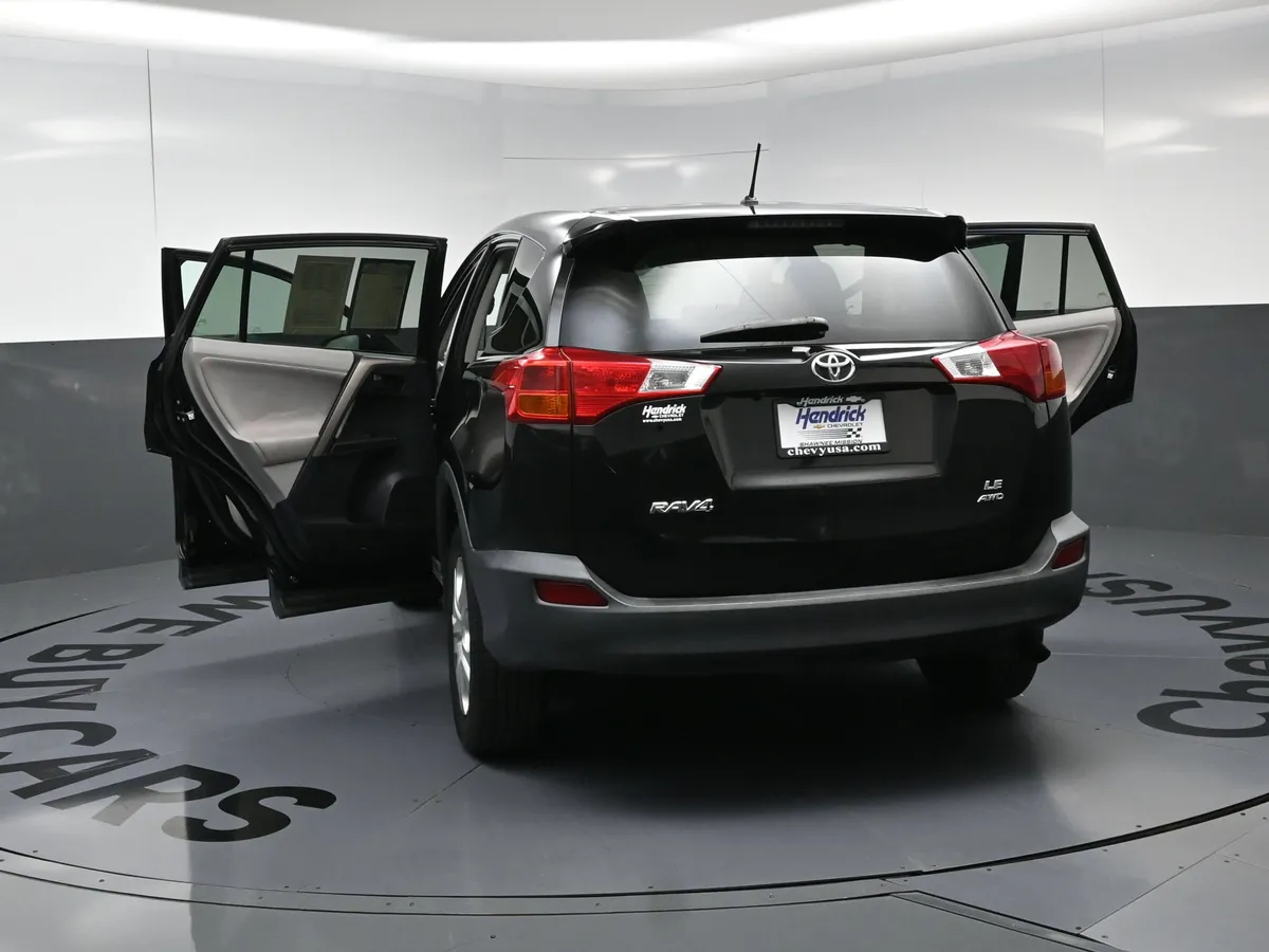 2013 Toyota RAV4 LE thumbnail 26